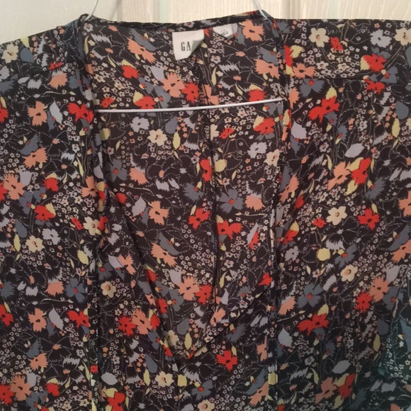 Gap top size L pretty with jeans, pants and skirts - Picture 2 of 2